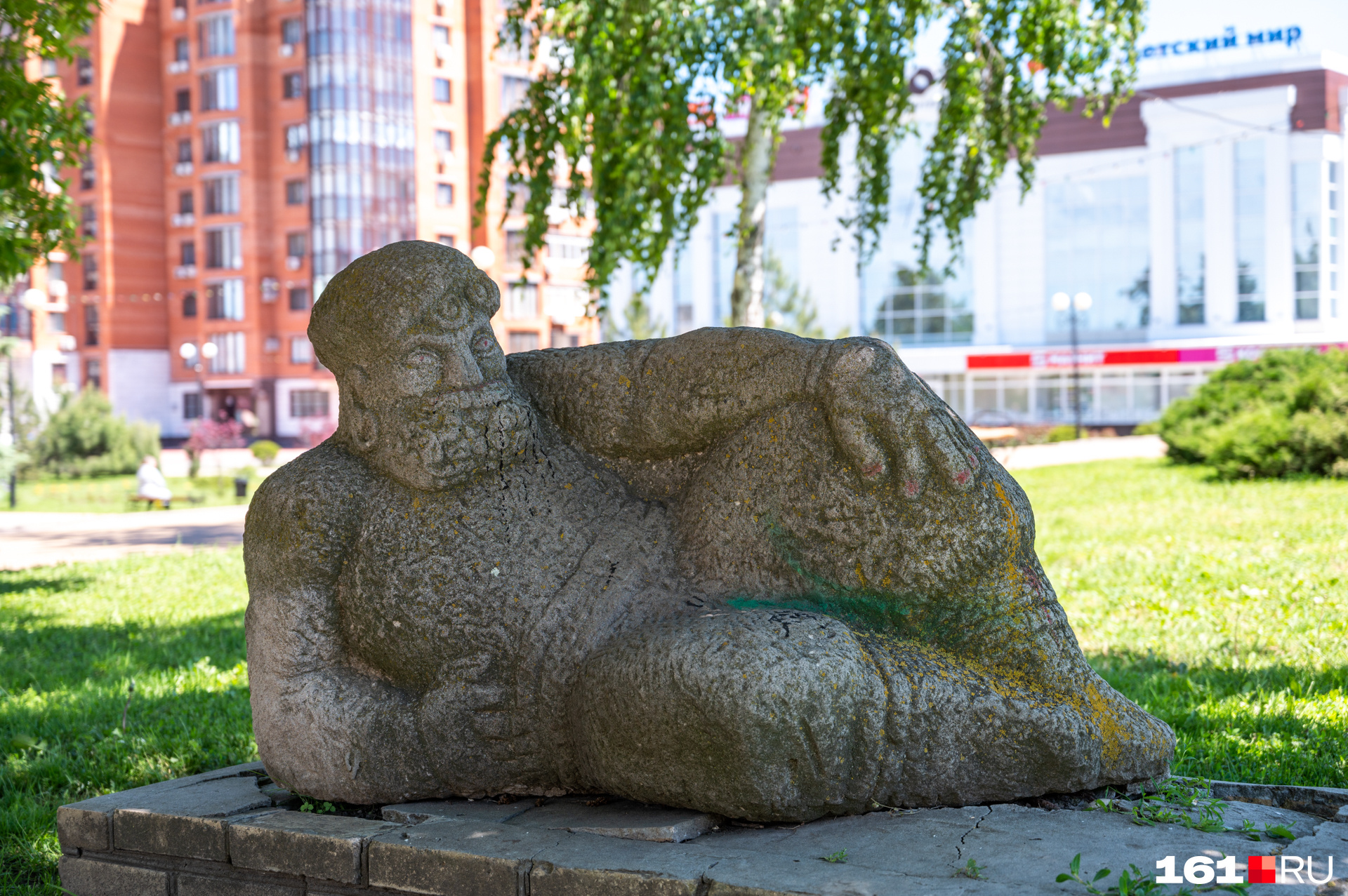 Эти каменные скульптуры (здесь и ниже) можно увидеть в районе Петровского бульвара