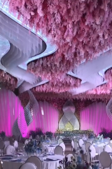 Банкетный зал был украшен живыми цветами. Под свадьбу олигарх выкупил гостиницу «Берёзка» на три дня 