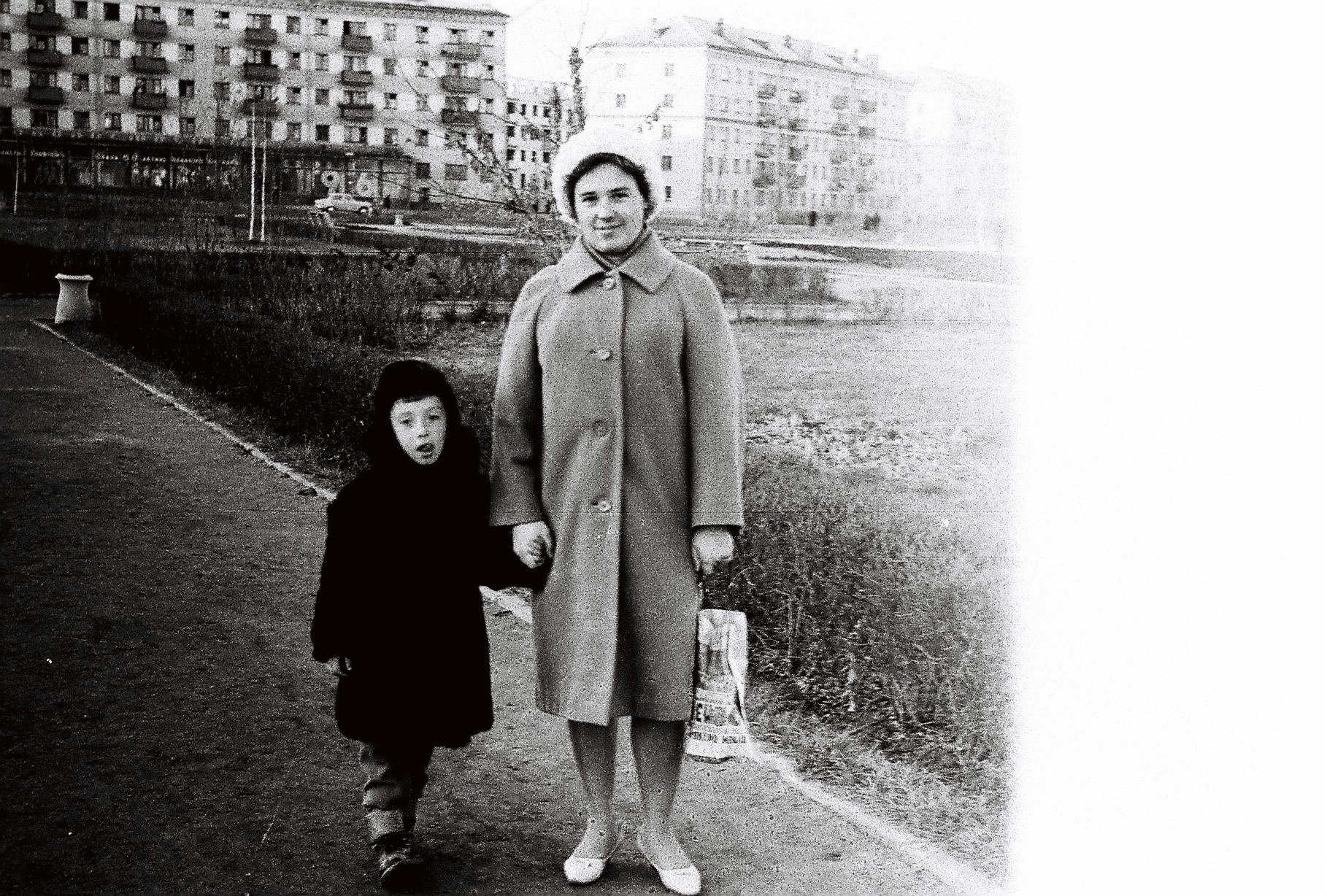 А это Игорь вместе с мамой Людмилой Егоровной. Справа от них — нынешний сквер имени Андреевского, а в доме слева был универсам «Пейте черный кофе»