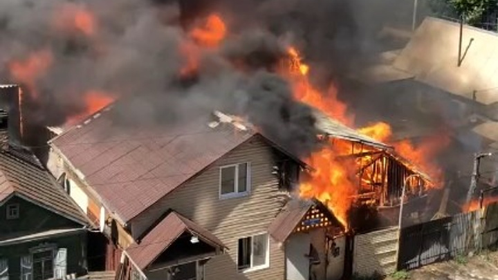Полицейские помогли жильцам горящего дома на правобережье эвакуироваться