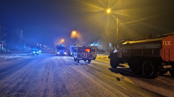 В Челябинске ищут мужчину, пробравшегося на парковку с канистрой и спалившего несколько машин