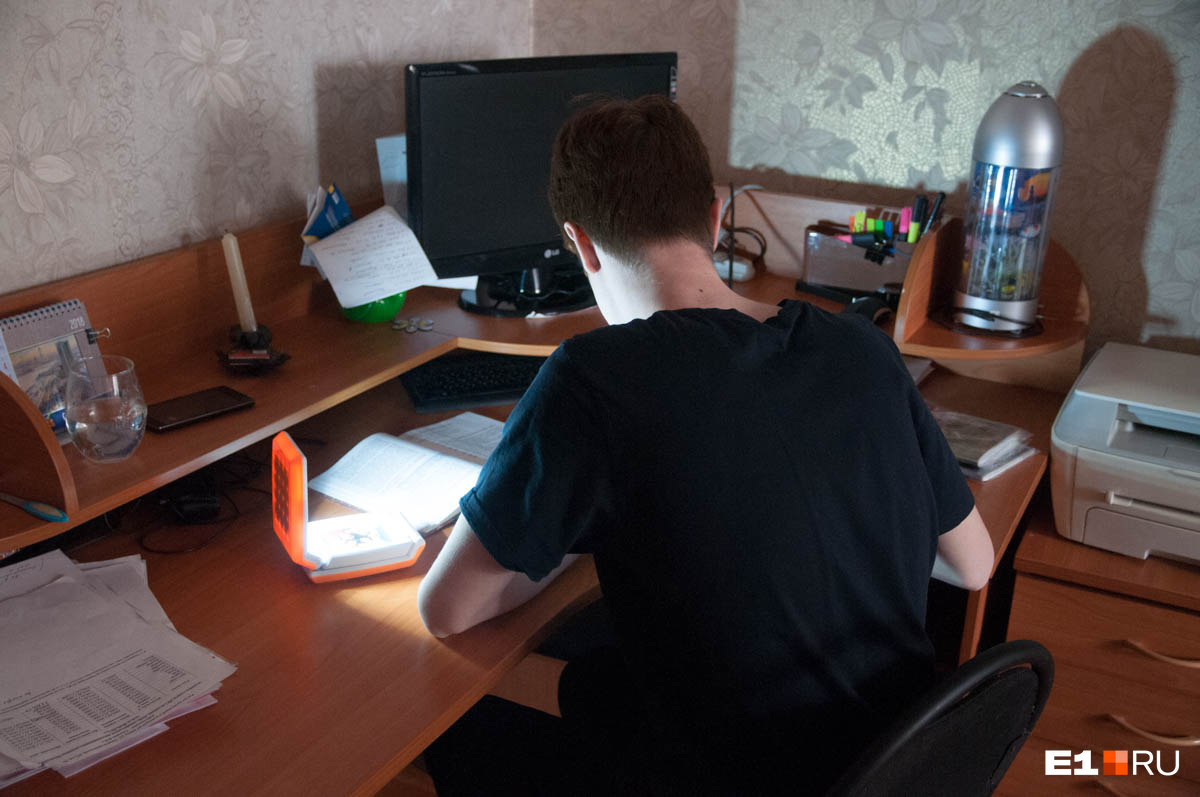 В Екатеринбурге школьников завалили домашним заданием на всё лето. Что будет, если его не сделать?