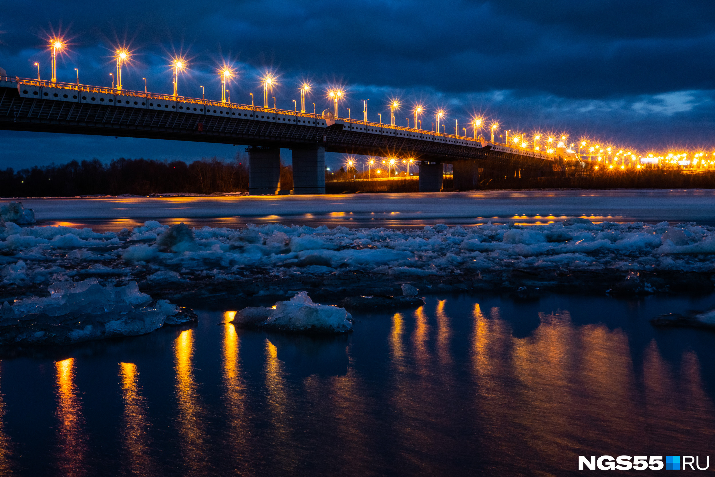 Мощные ледовые массивы медленно проплывают под ночным Ленинградским мостом