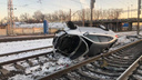 Влетел в отбойник и перевернулся: в Ярославле на железнодорожных путях валялась машина