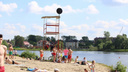 На ярославских пляжах появились чёрные шары: что это значит