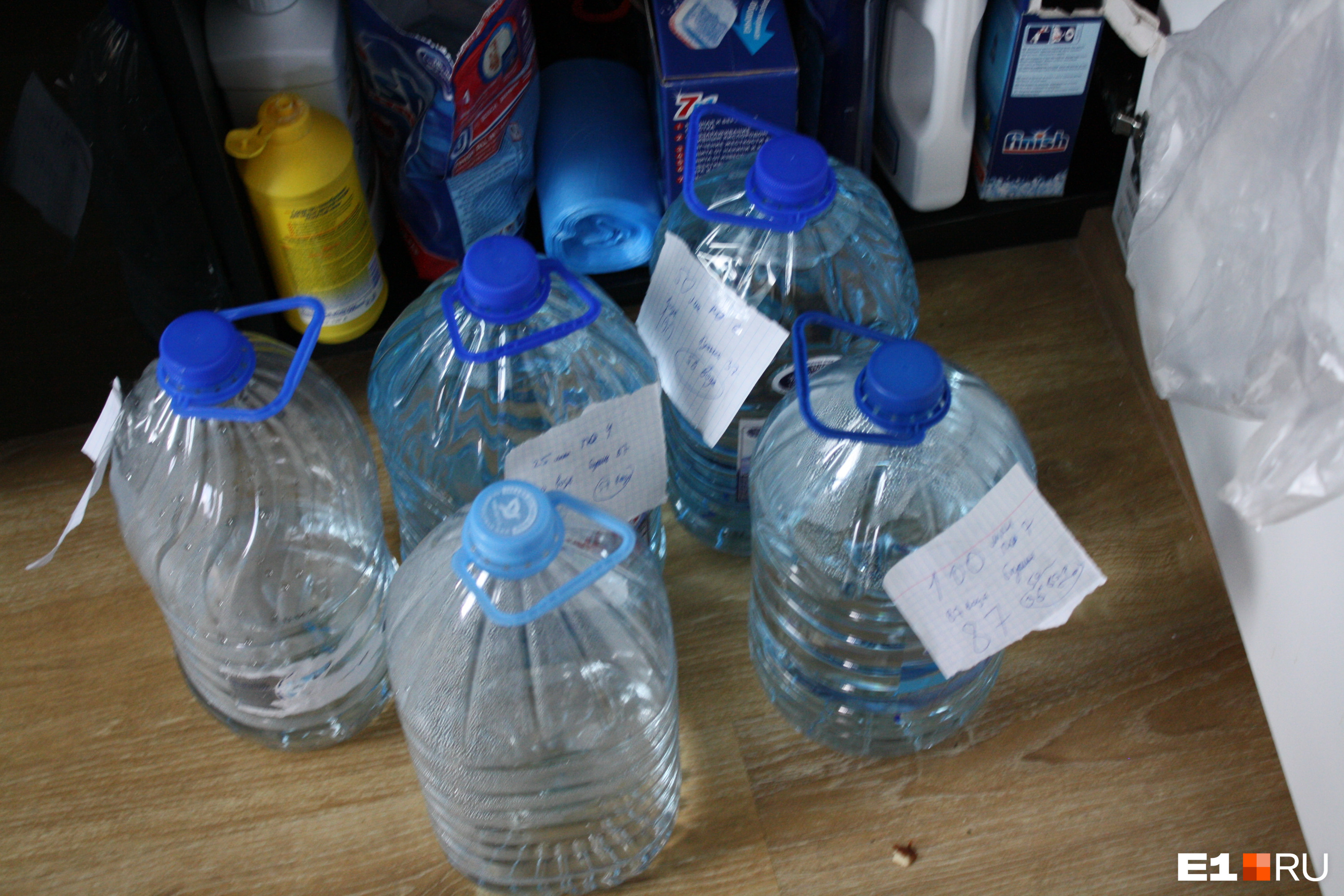 Следователи специально изъяли эти бутылки, чтобы проверить их содержимое 