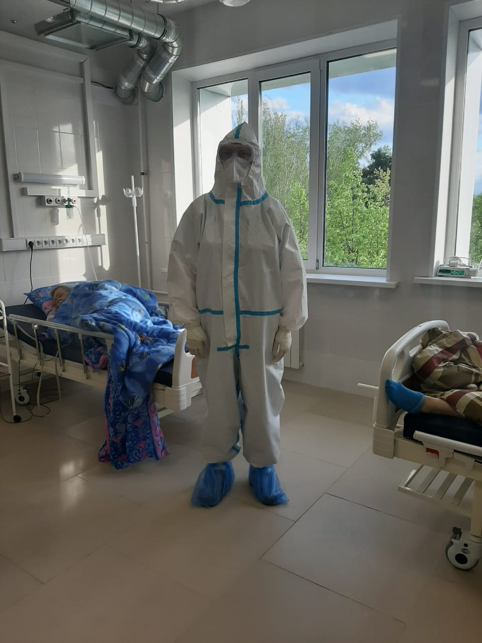 Несколько врачей ковид-госпиталя заразились в начале пандемии, когда средства защиты были хуже, говорит Ирина