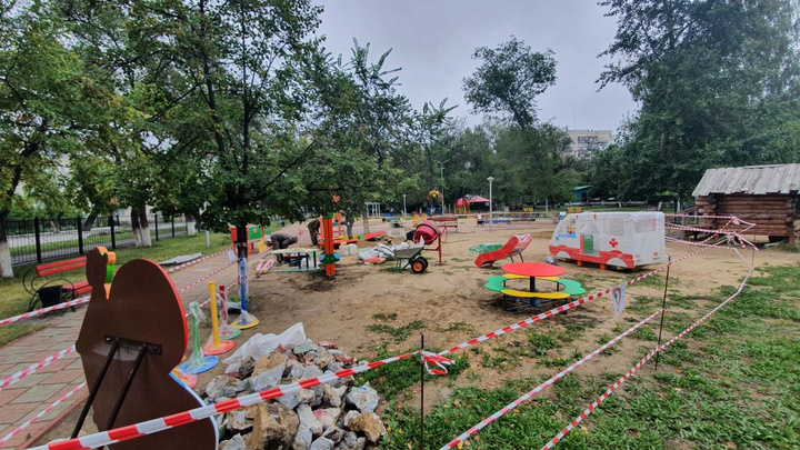 В Кургане в детском парке обновляют площадку для игр