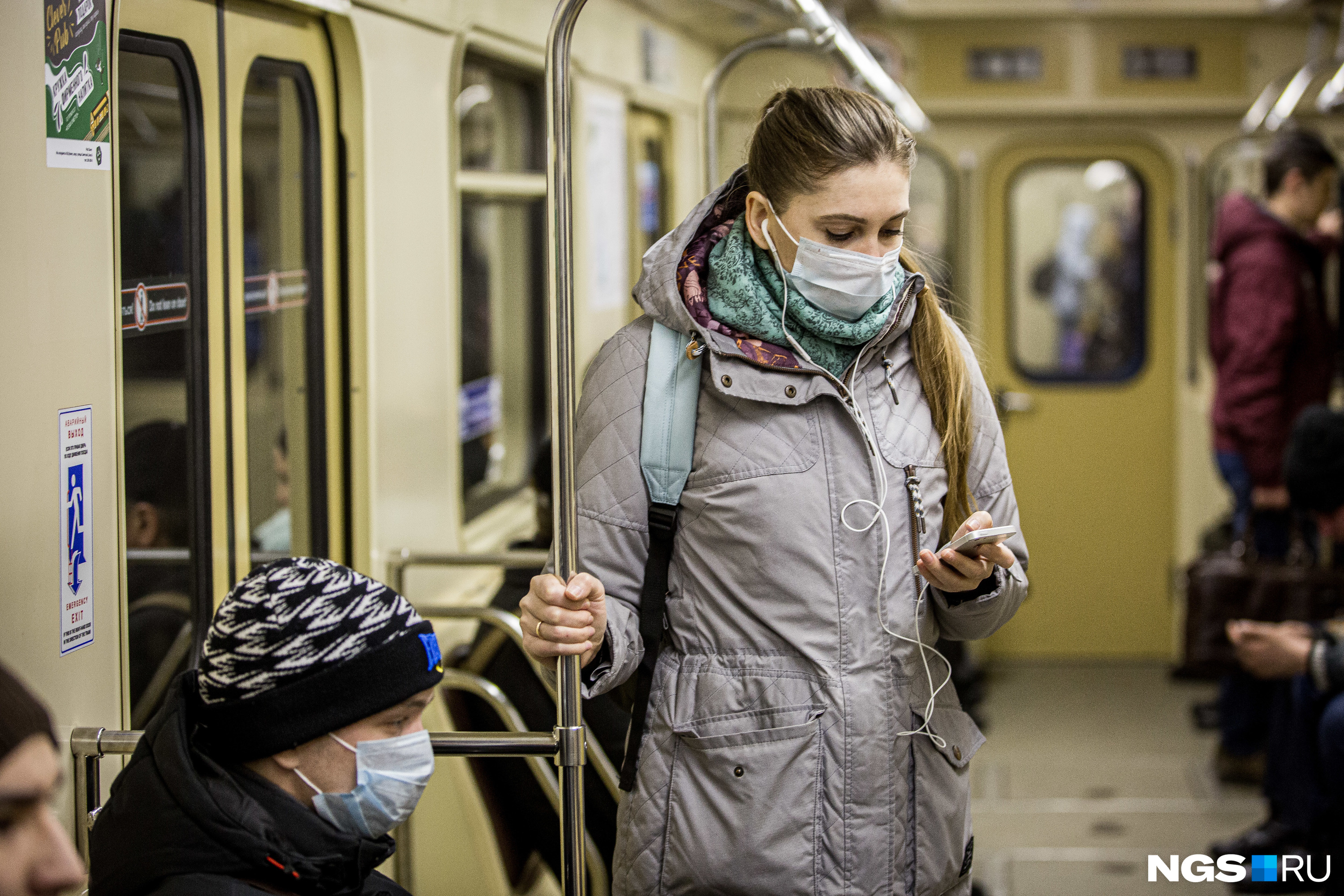 масочный режим в брянской области. маски в общественном транспорте. люди в медицинских масках в метро. медицинскую в общественных местах. медицинская маска в транспорте.
