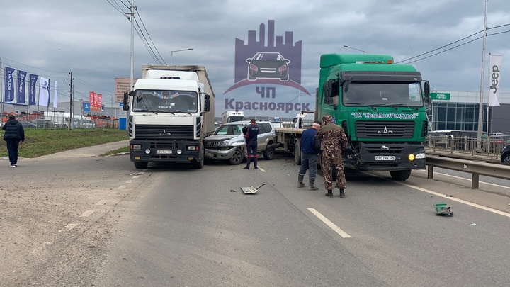 Авария с двумя фурами закрыла въезд в Красноярск со стороны Солонцов