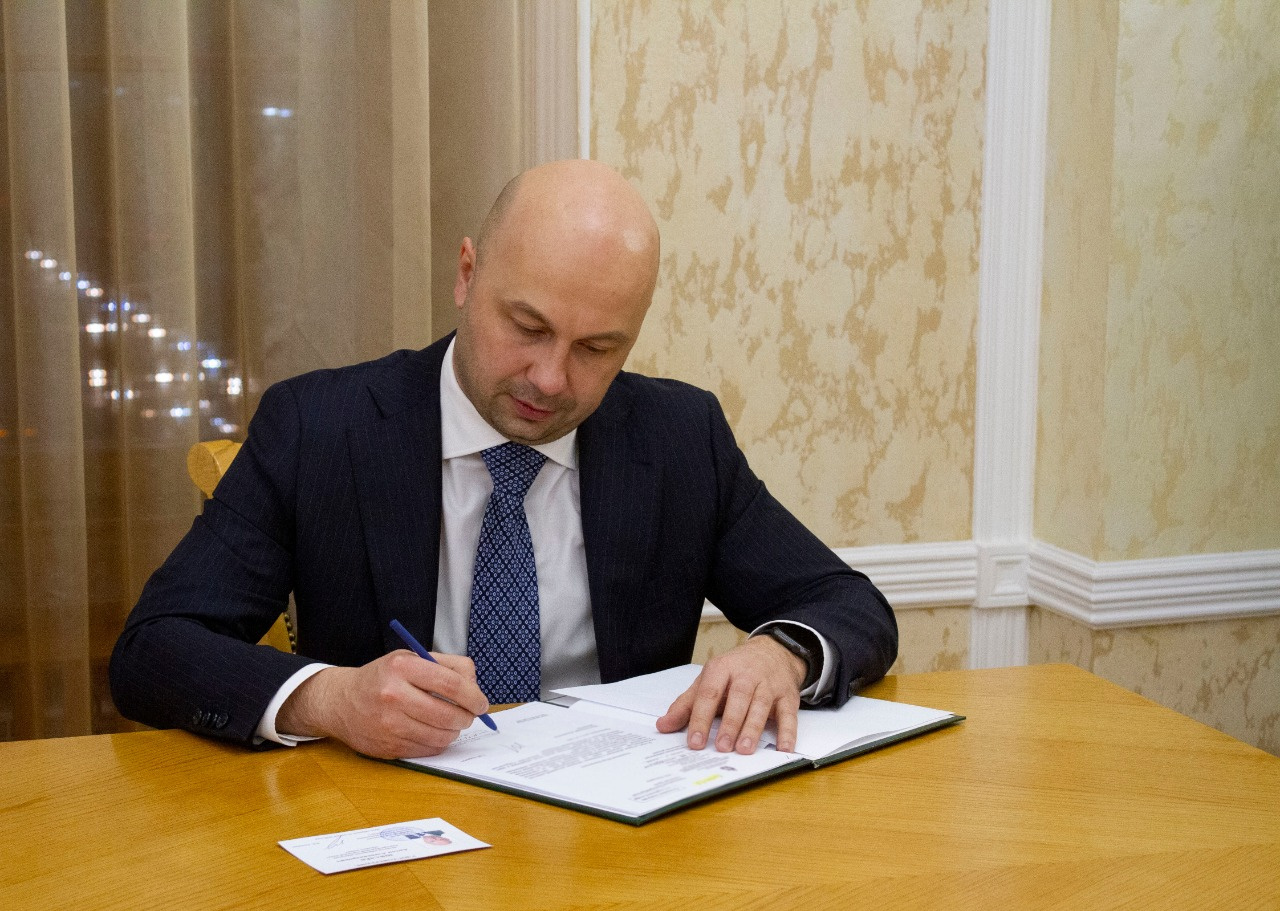 Антон Швалёв подписал документы избиркома и второй раз вошел в одну и ту же думу