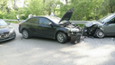 Бамперы и крылья всмятку: в Тольятти водитель «Тойоты» врезался в два авто