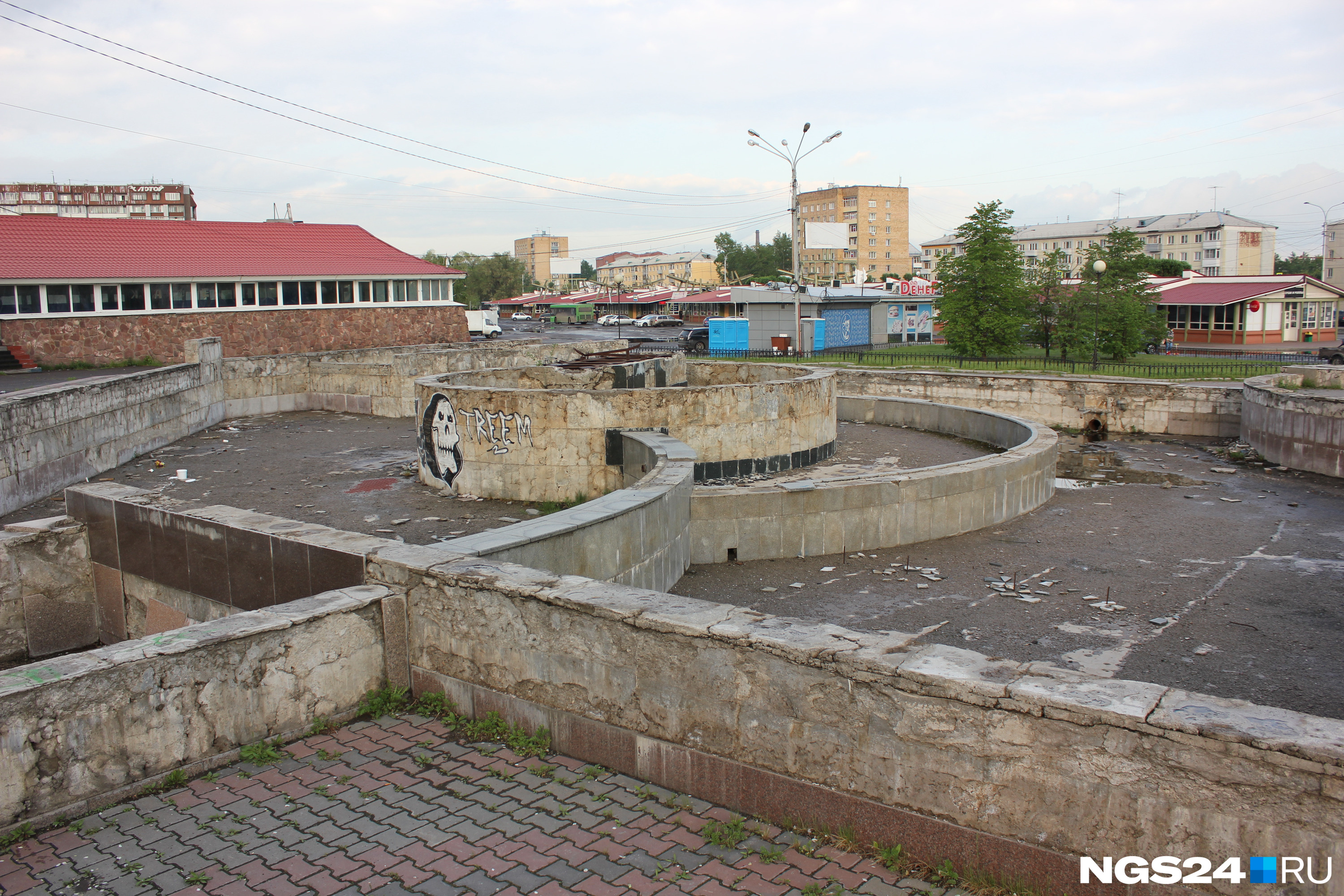 Источник в администрации Свердловского района признался, что отремонтировать фонтан нельзя именно потому, что земля под ним в аренде. Из-за этого скульптуру «Похищение Европы» пришлось перенести на другую сторону площади 