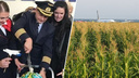 Будут варить кукурузу: пассажиры самолета, севшего в поле, устроят праздничную встречу