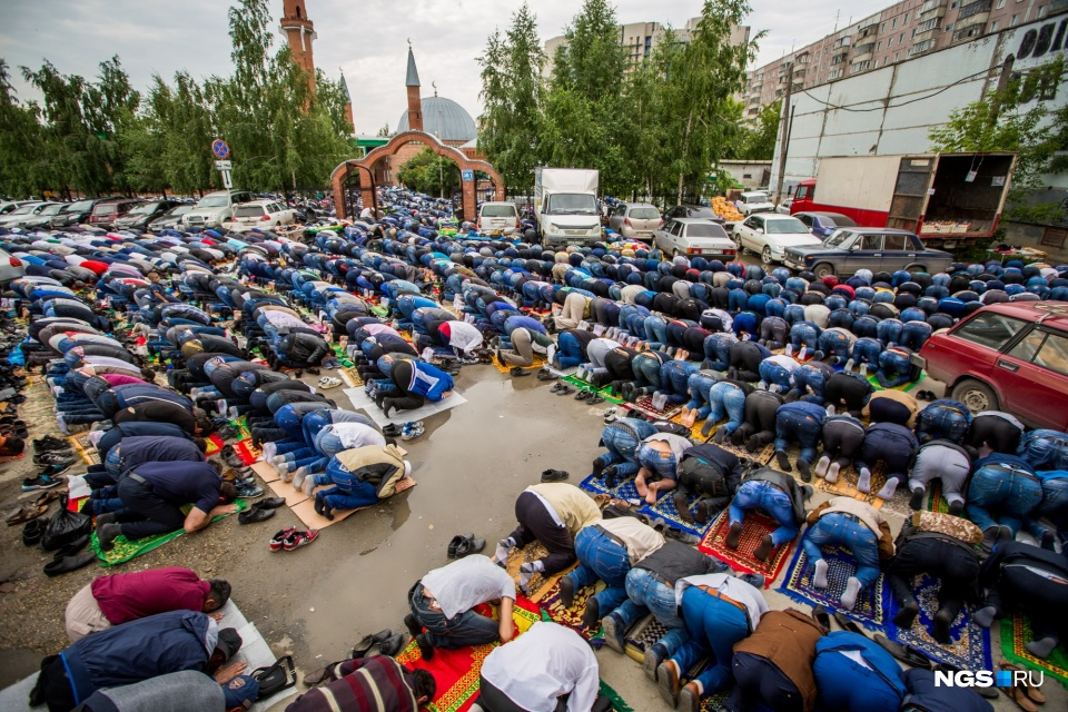 А столько людей было у мечети на Красина в 2016 году 