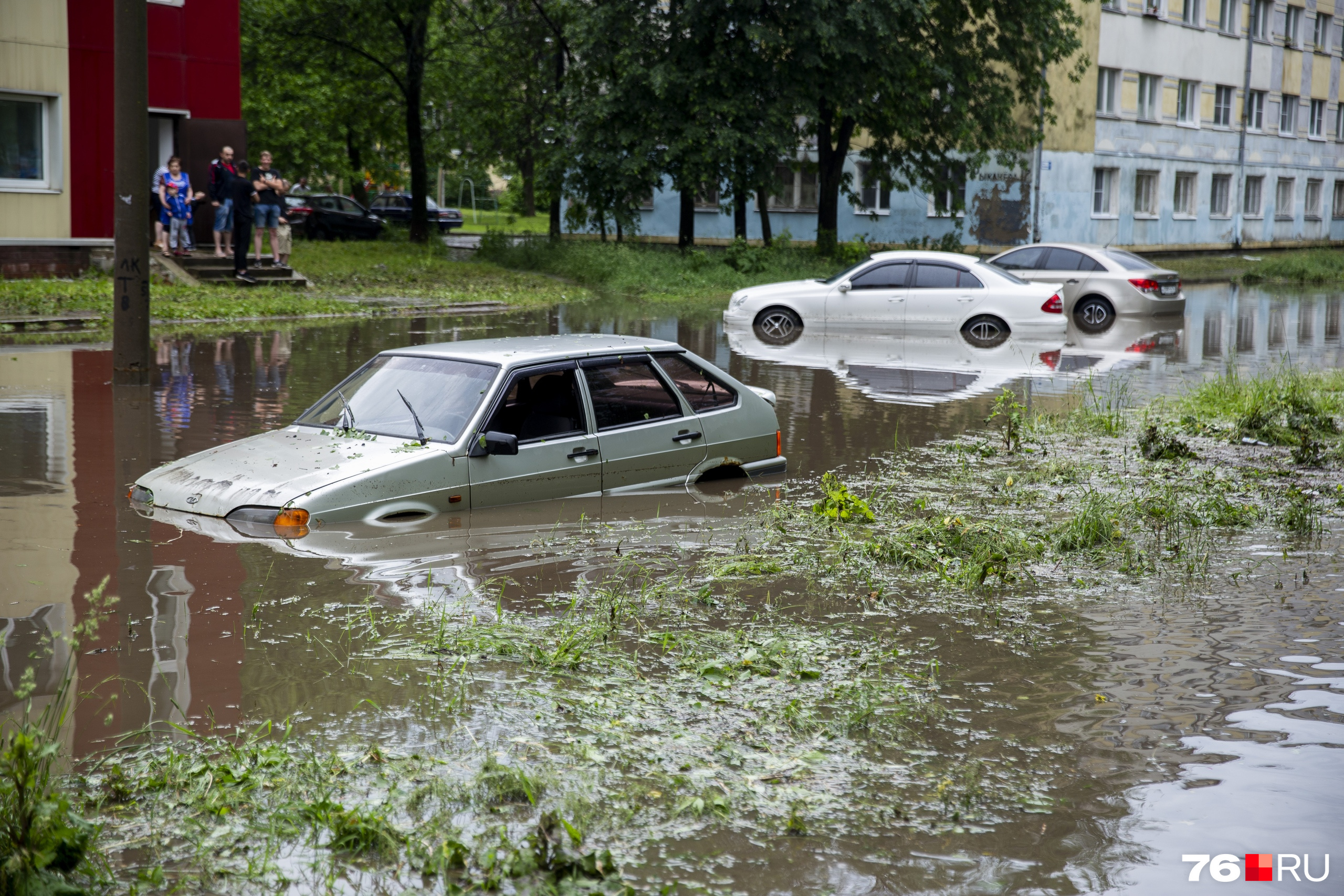 На улице Рыкачева некоторые автомобили скрылись под водой
