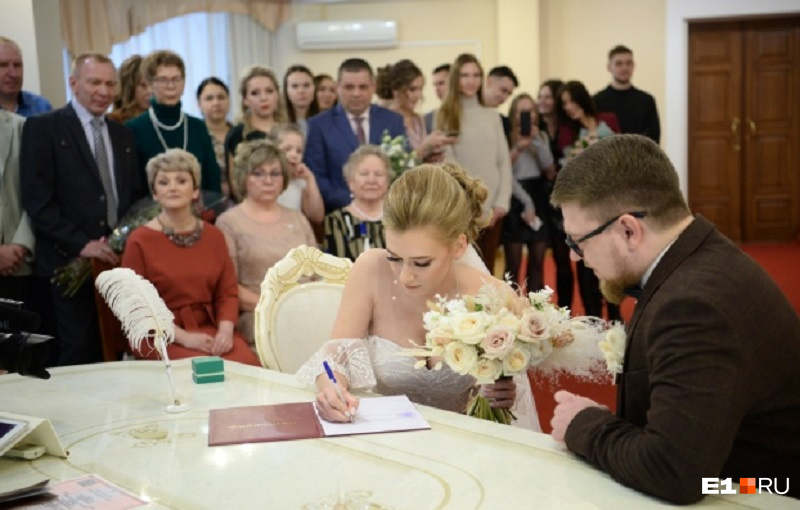 Еще в начале года многие верили, что он счастливый — множество пар поженились 20.02.2020 года Еще в начале года многие верили, что он счастливый — множество пар поженились 20.02.2020 года