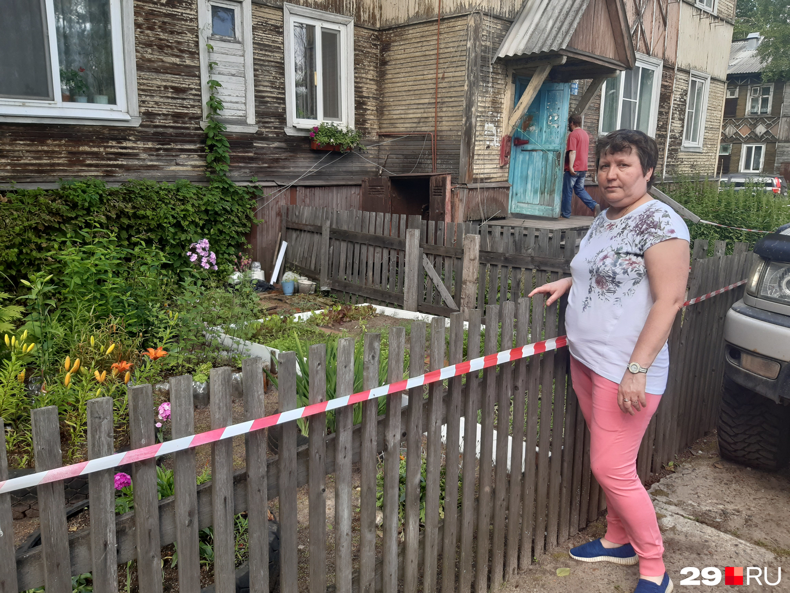 Наталья Козлова жалеет свой огород и клумбы — их придется бросить. Сама она и члены ее семьи временно переедут на дачу к родственникам