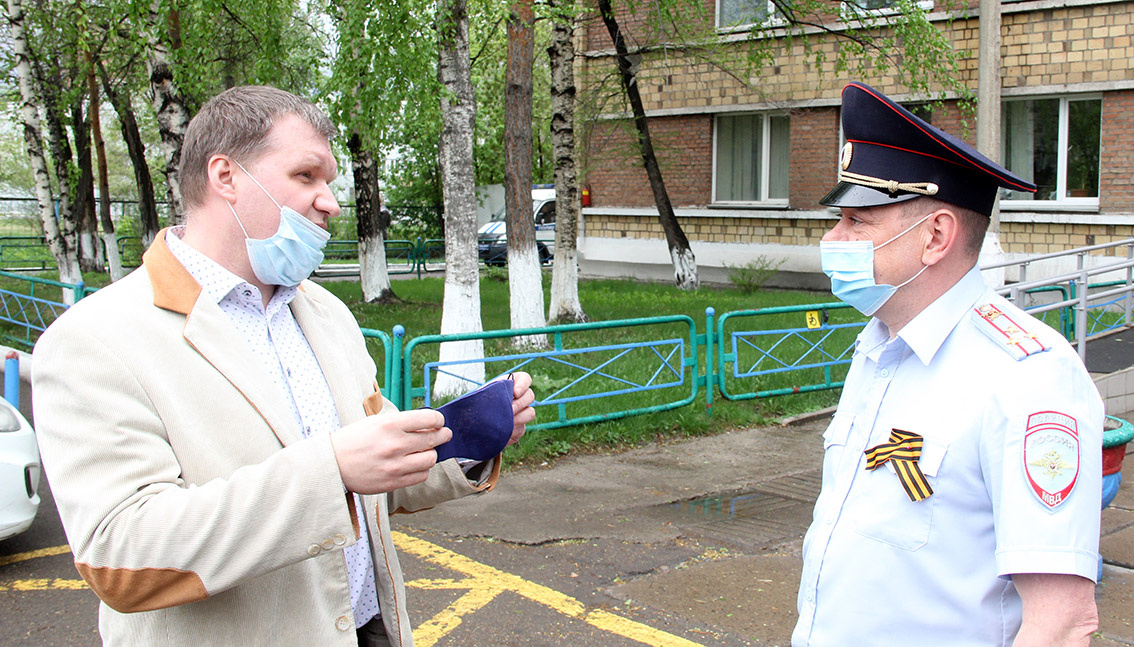 Директор школы передал многоразовые маски начальнику отдела полиции Кировского района