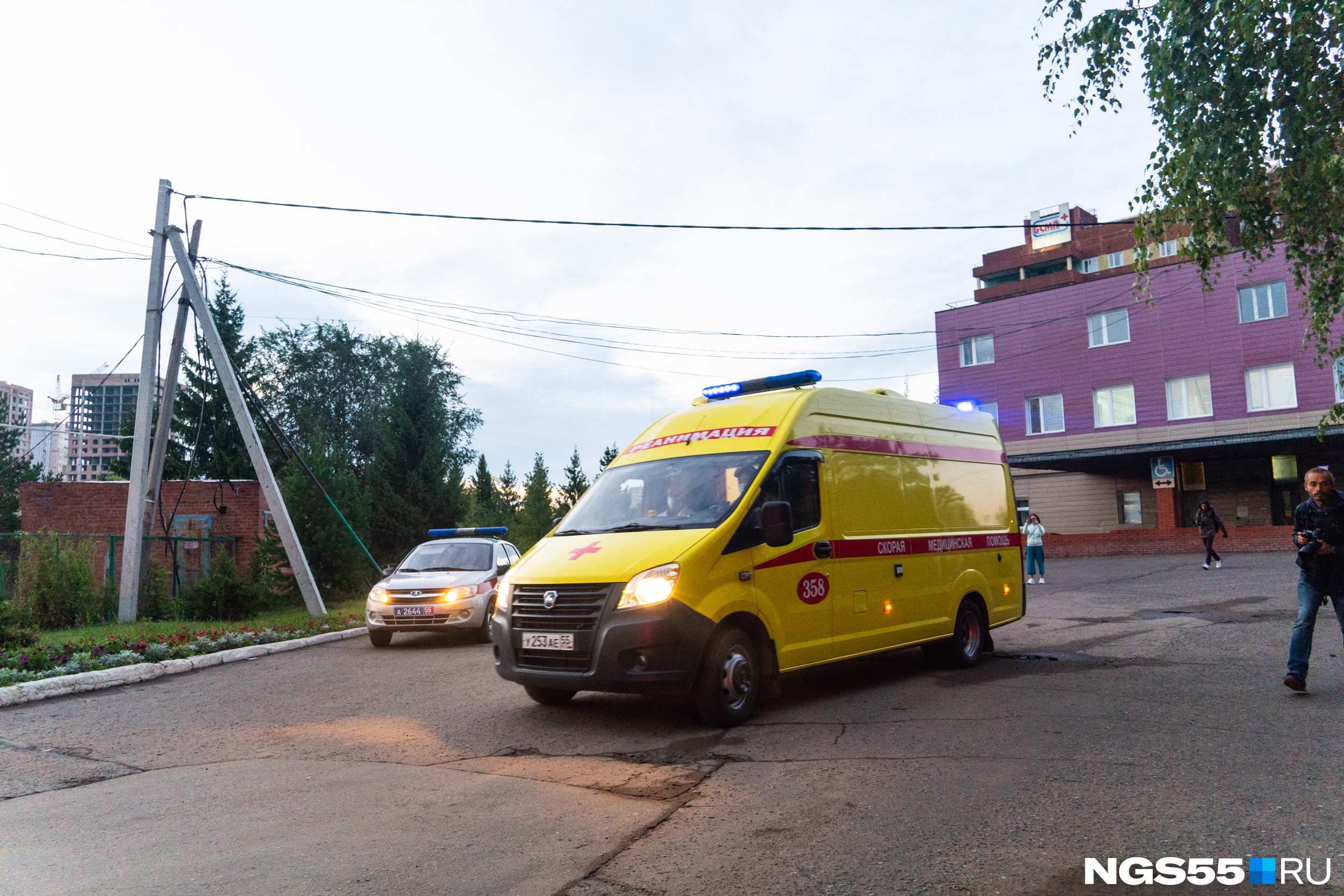 Жена и брат Алексея Навального ехали следом за реанимобилем в микроавтобусе. Карету скорой помощи также сопровождала полиция