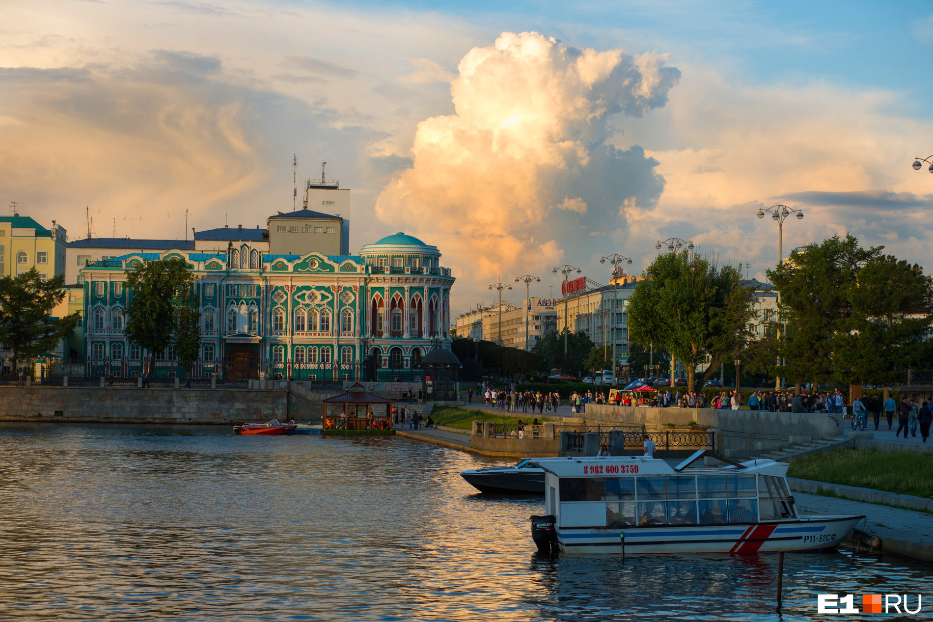 Улица вайнера екатеринбург. Екб центр пруд. Местные екатеринбург. Улицы екатеринбурга здания. Набережная городского пруда екатеринбург.