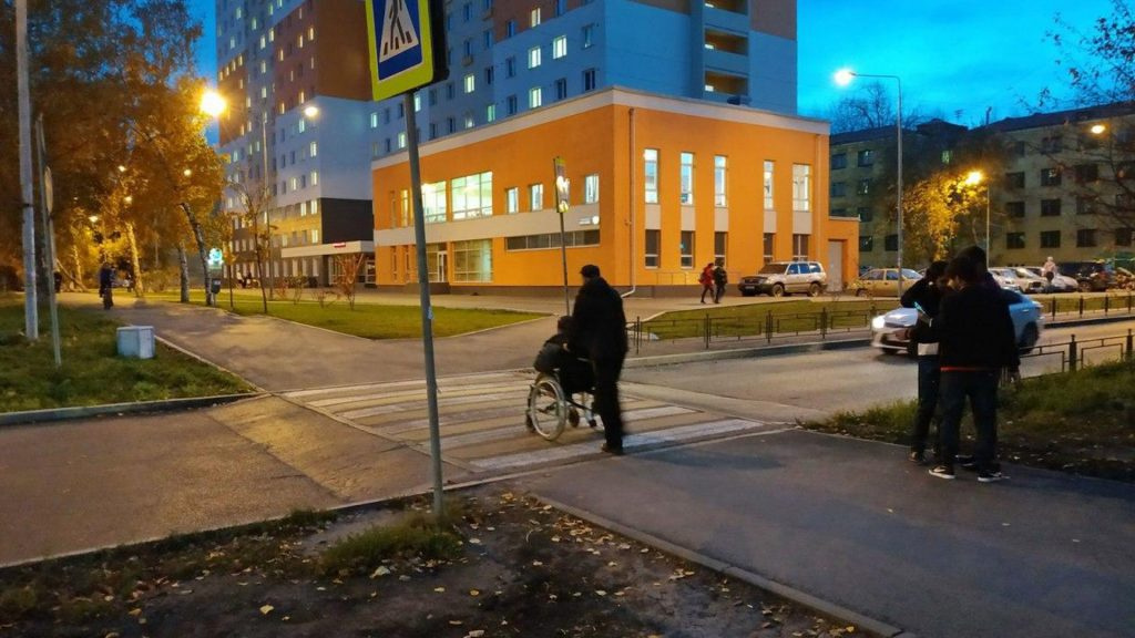 Приподнятый пешеходный переход на улице Фонвизина в Екатеринбурге