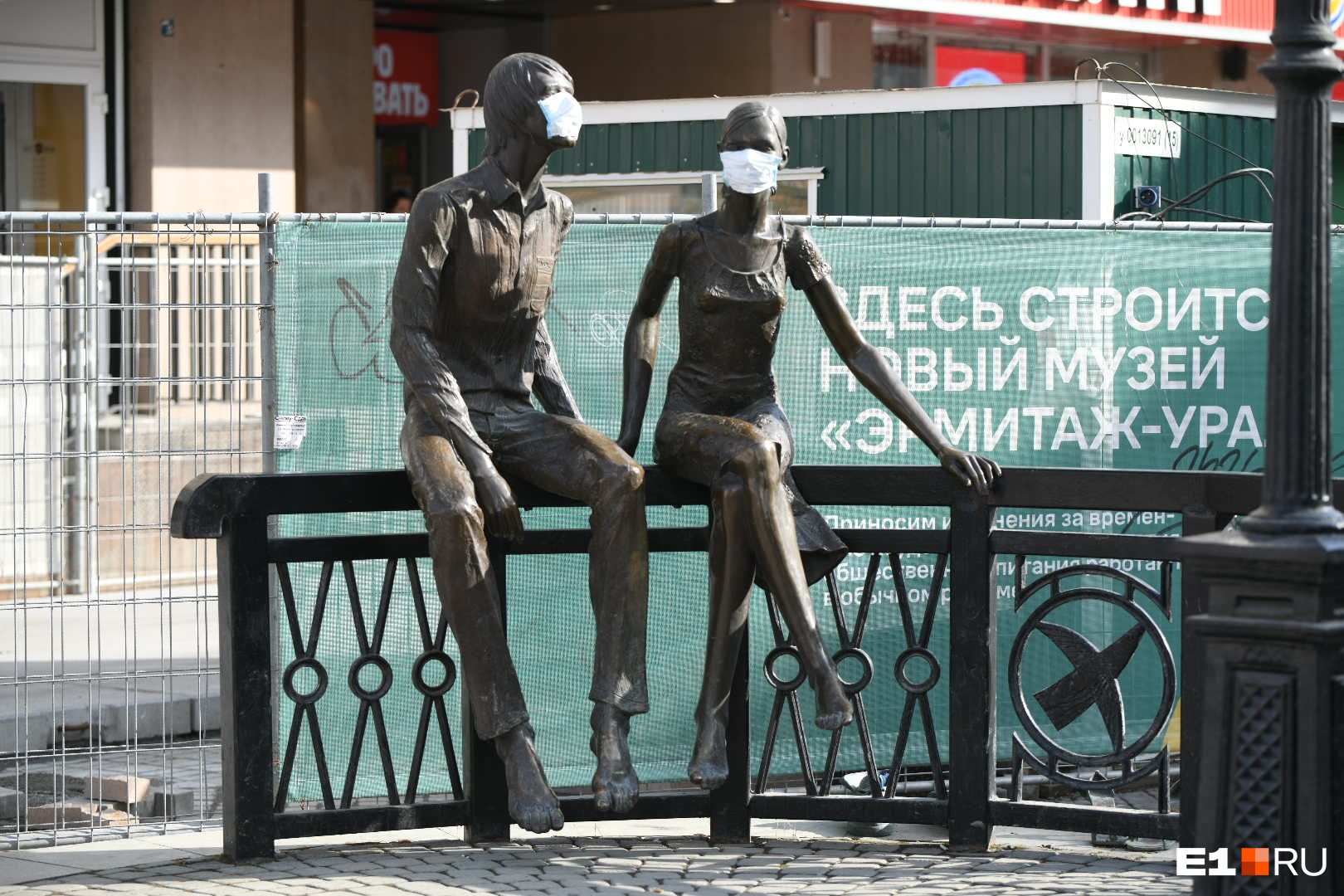 Памятник влюбленным обычно укутывали в шарфы, но сейчас в тренде маски