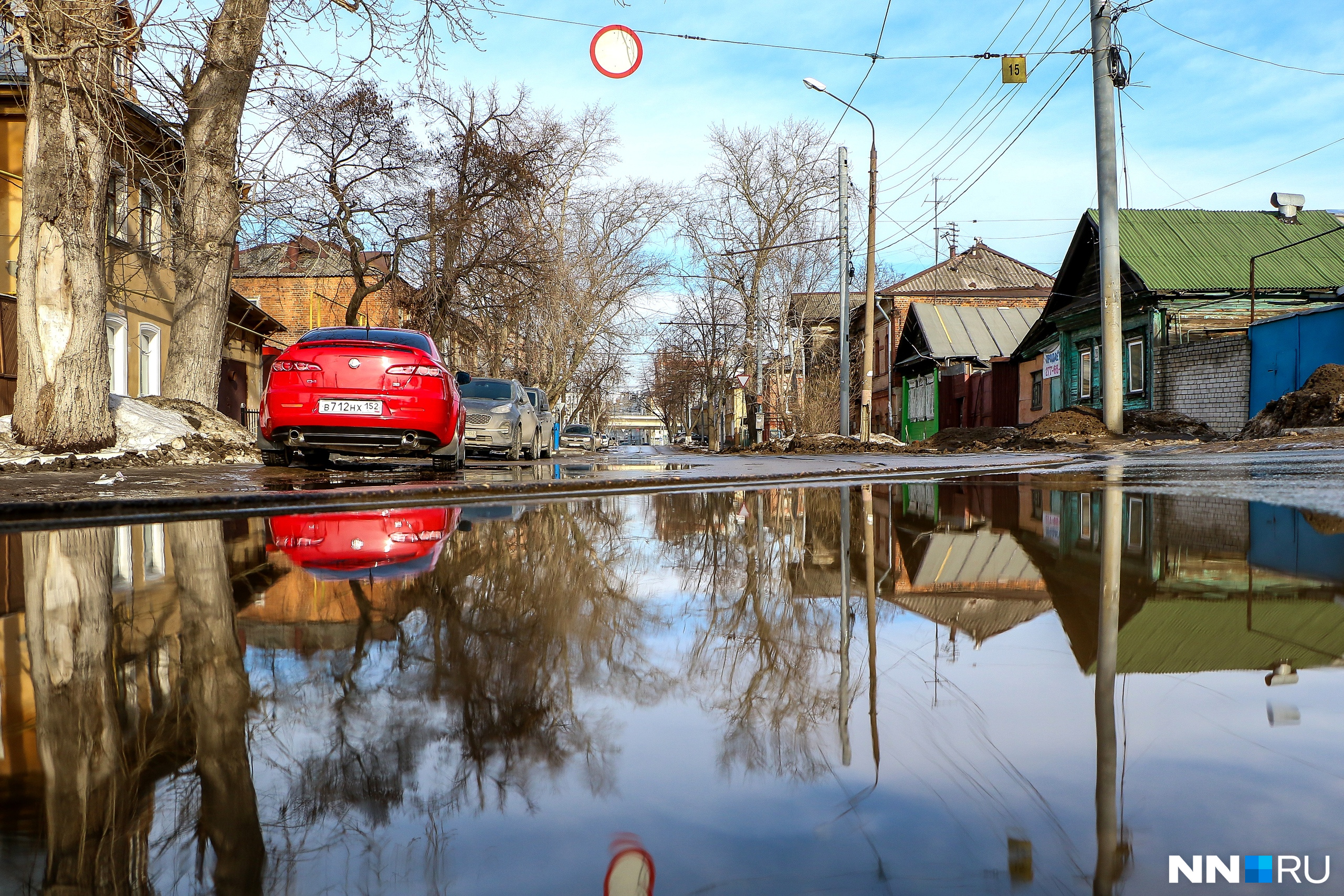 Везде лужи. Лужи весной. Лужи весной. Намокла под дождем. Везде лужи.