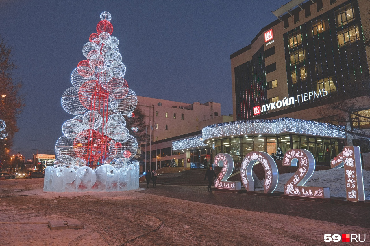 Оригинальная елка из шаров на улице Ленина у здания «ЛУКОЙЛ-ПЕРМЬ»