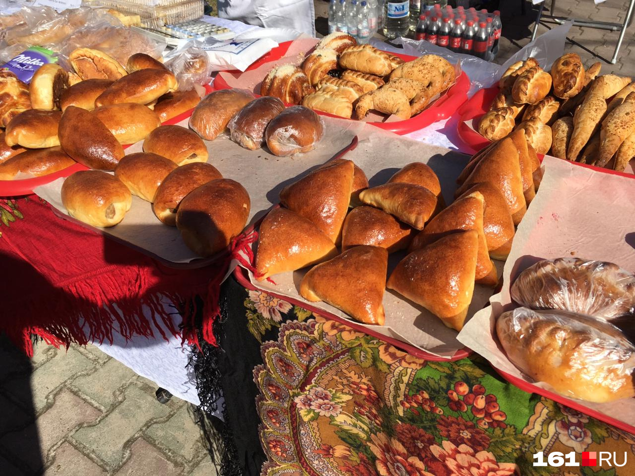 Без вкусных угощений никуда: кроме блинчиков, можно было попробовать пирожки Без вкусных угощений никуда: кроме блинчиков, можно было попробовать пирожки