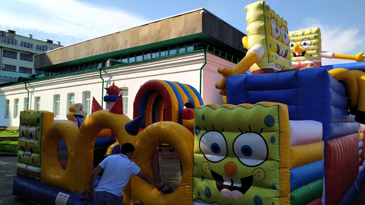 «Всем лета и немного треша!»: в центре Екатеринбурга установили гигантский батут, закрывающий музей