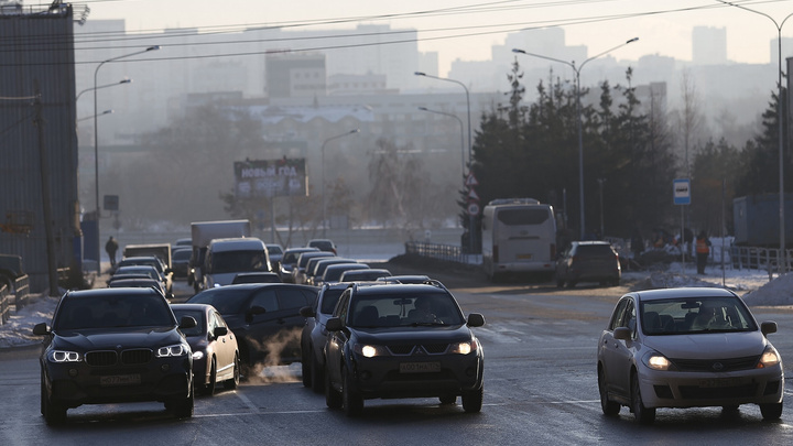 Меньше дышать и смотреть под ноги: рабочая неделя в Челябинске начнётся со смога и гололёда