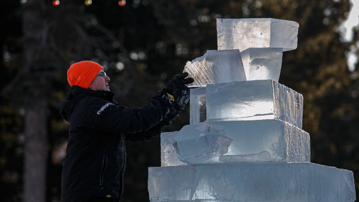 В Челябинске начали строить новогодний ледовый городок. Оцените работу мастеров