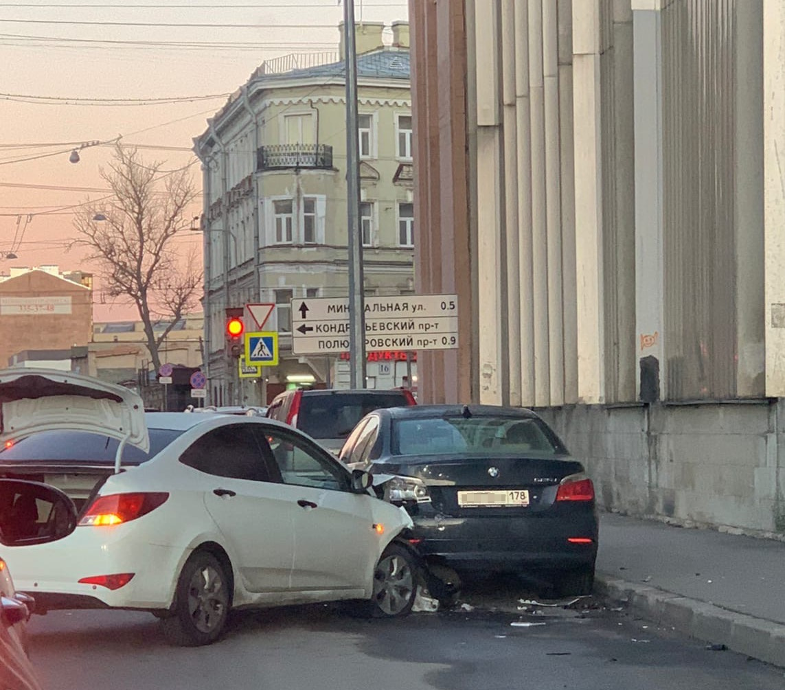 Дтп и чп спб. Авария на Руставели сейчас СПБ. День жестянщика в Петербурге. День жестянщика 2020. Авария Санкт-Петербург 2 февраля 2021 на улице Руставели.