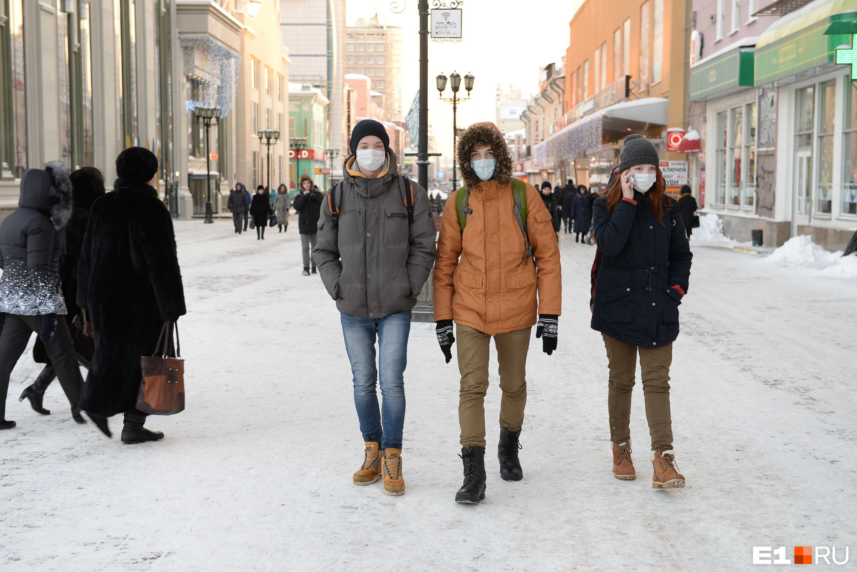 В чем сейчас ходят люди. Человек зимой в Екатеринбурге. Много людей Екатеринбург. Екатеринбург люди. Карантин в Екатеринбурге.