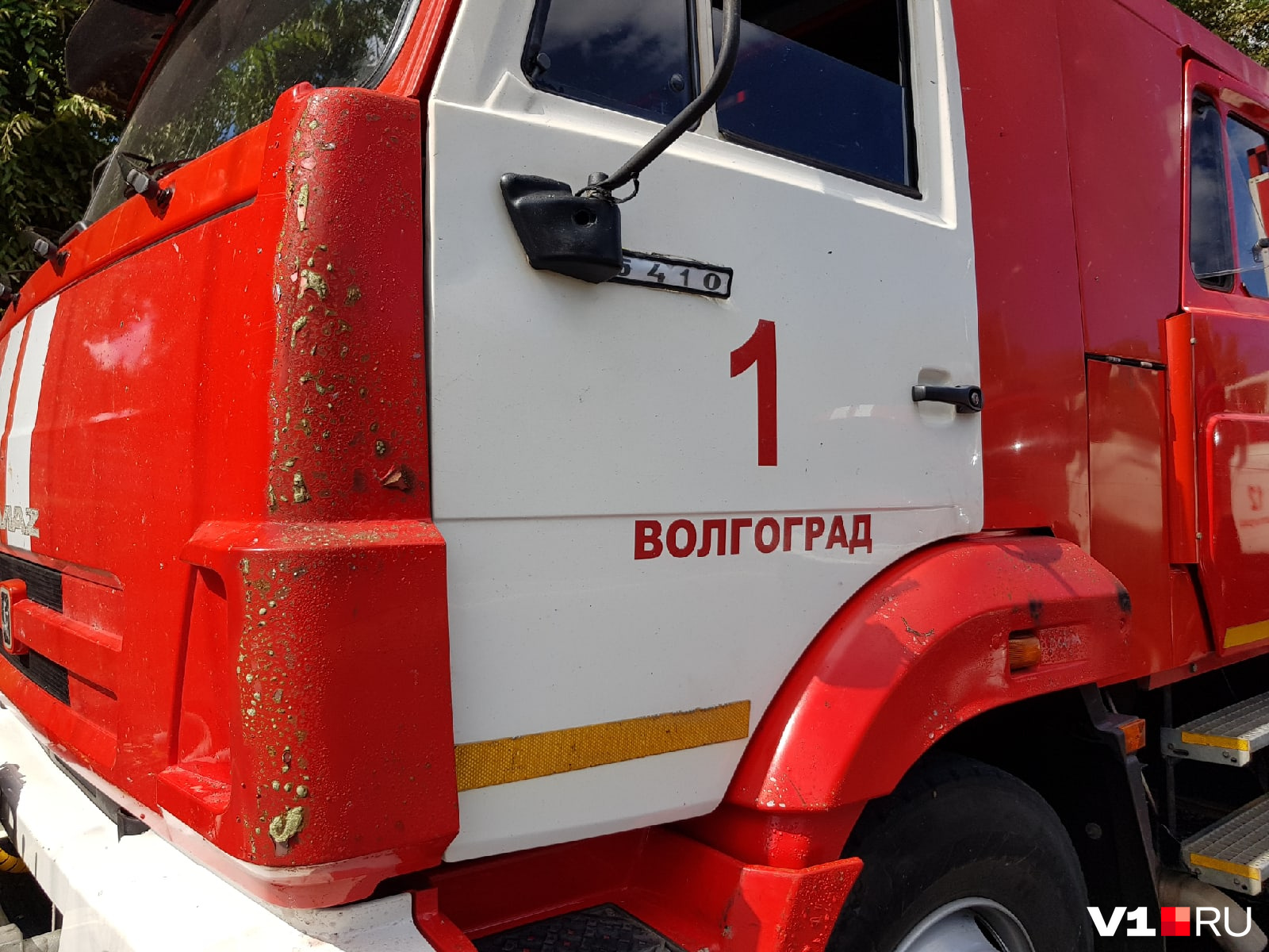 Жар взрыва оплавил краску на кабине пожарно-спасательной машины Жар взрыва оплавил краску на кабине пожарно-спасательной машины