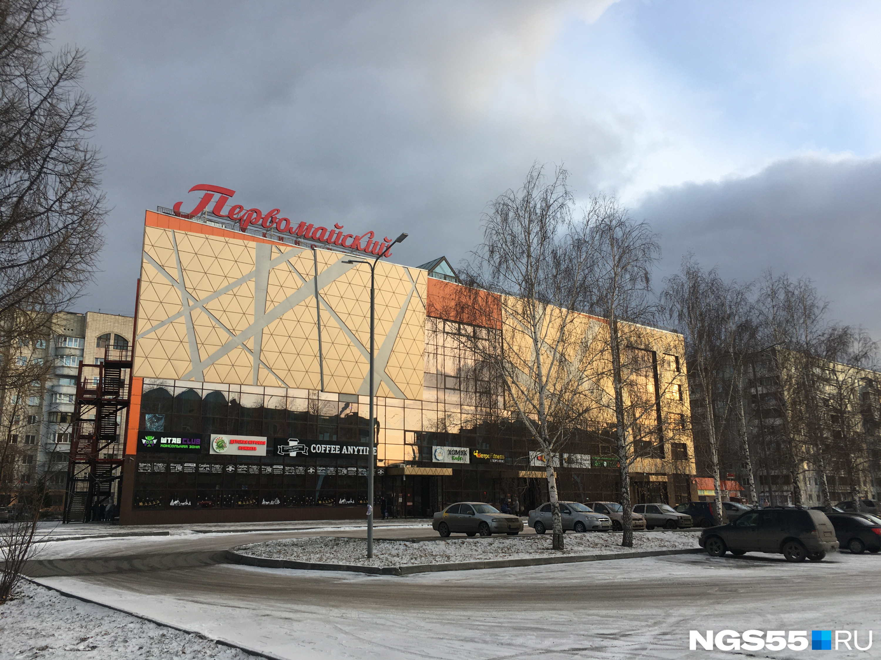 На лицевом фасаде орнамент, напоминающий свет пересекающихся прожекторов из советских фильмов про Великую Отечественную войну