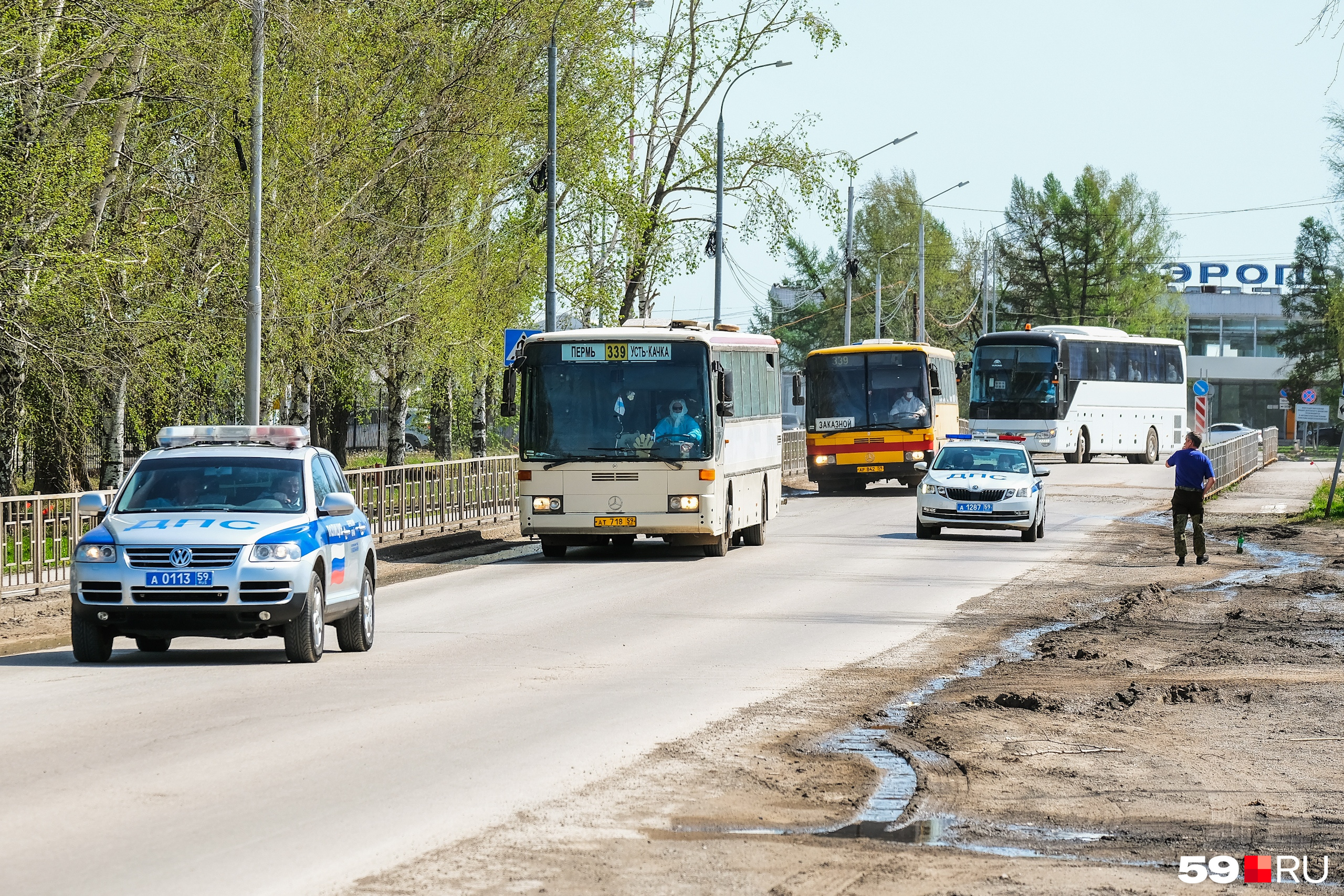 Колонна автобусов, вывозящих вахтовиков из аэропорта в обсерватор Колонна автобусов, вывозящих вахтовиков из аэропорта в обсерватор