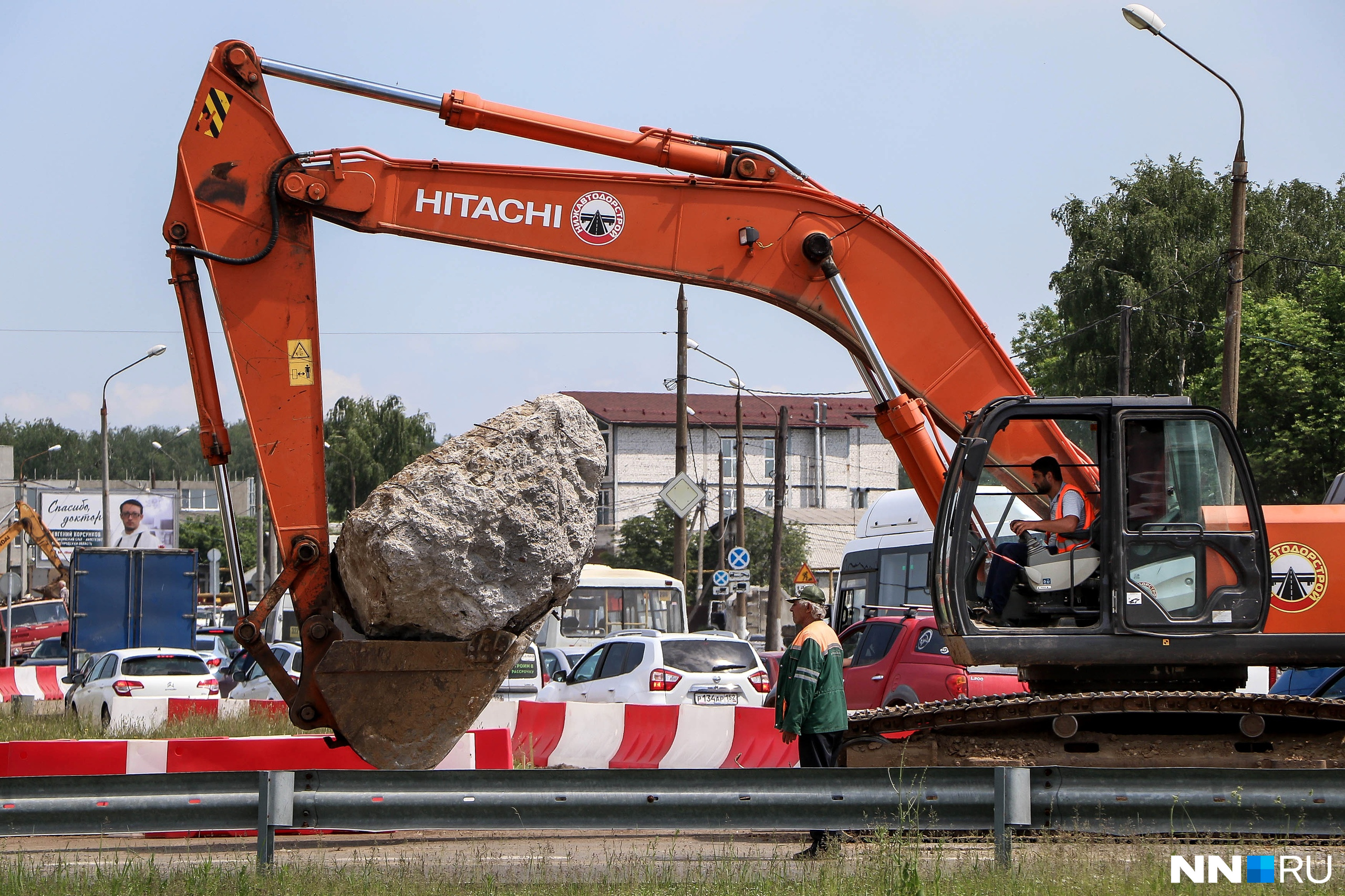 Пока водители тратят время на затор, строители не отдыхают ни минуты Пока водители тратят время на затор, строители не отдыхают ни минуты