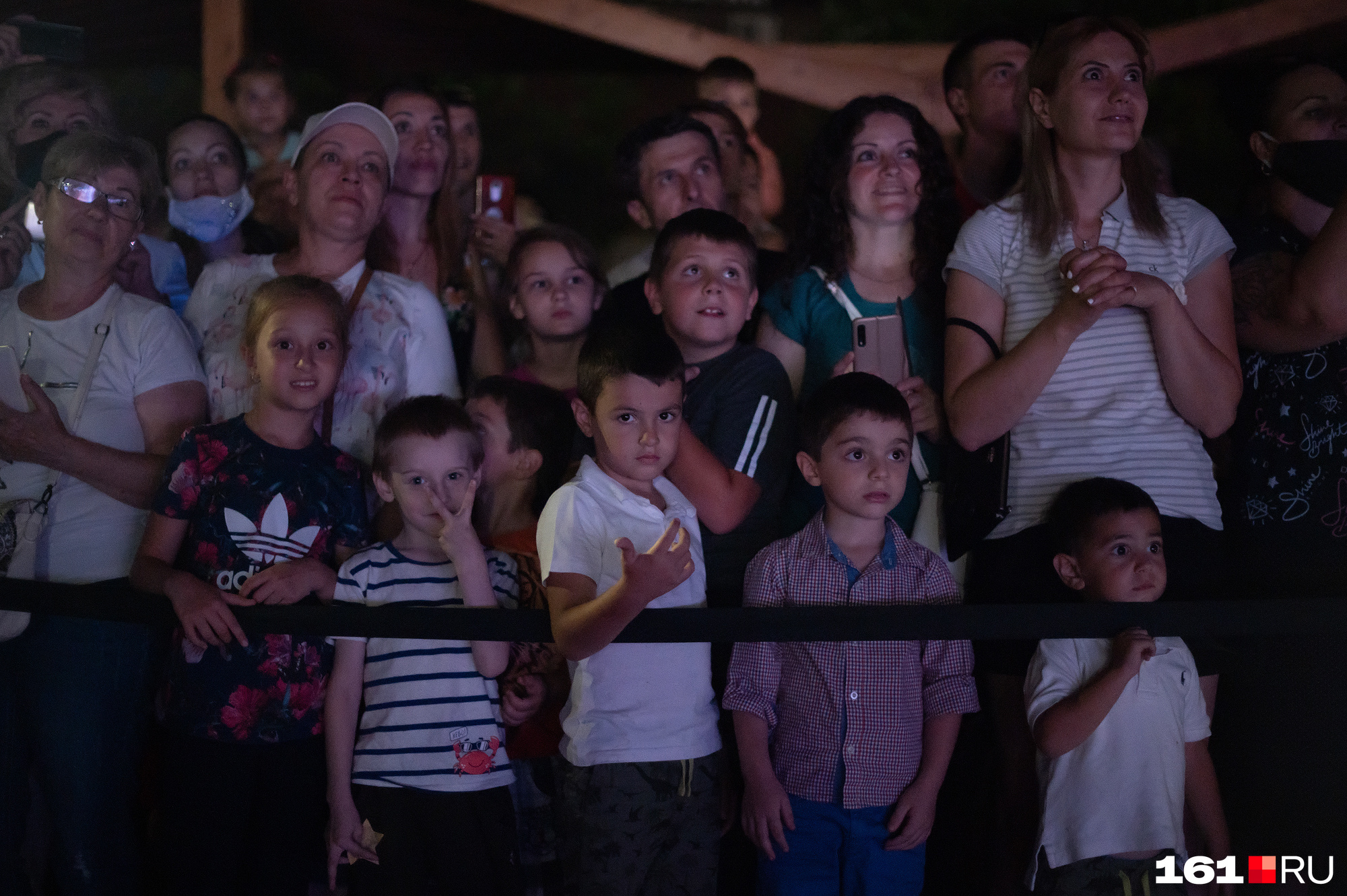 Только посмотрите, сколько восторга в глазах горожан! Только посмотрите, сколько восторга в глазах горожан!