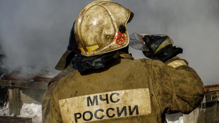 Новокузнецкие пожарные вытащили из горящей многоэтажки троих людей