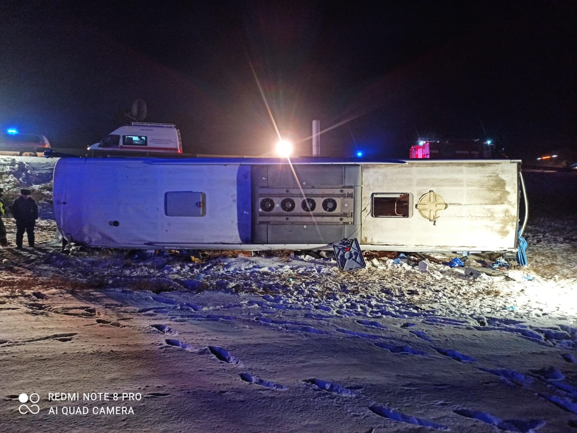 В ДТП с автобусом под Рязанью погибли четверо. Момент съезда с дороги  заснял видеорегистратор - 25 декабря 2020 - ФОНТАНКА.ру