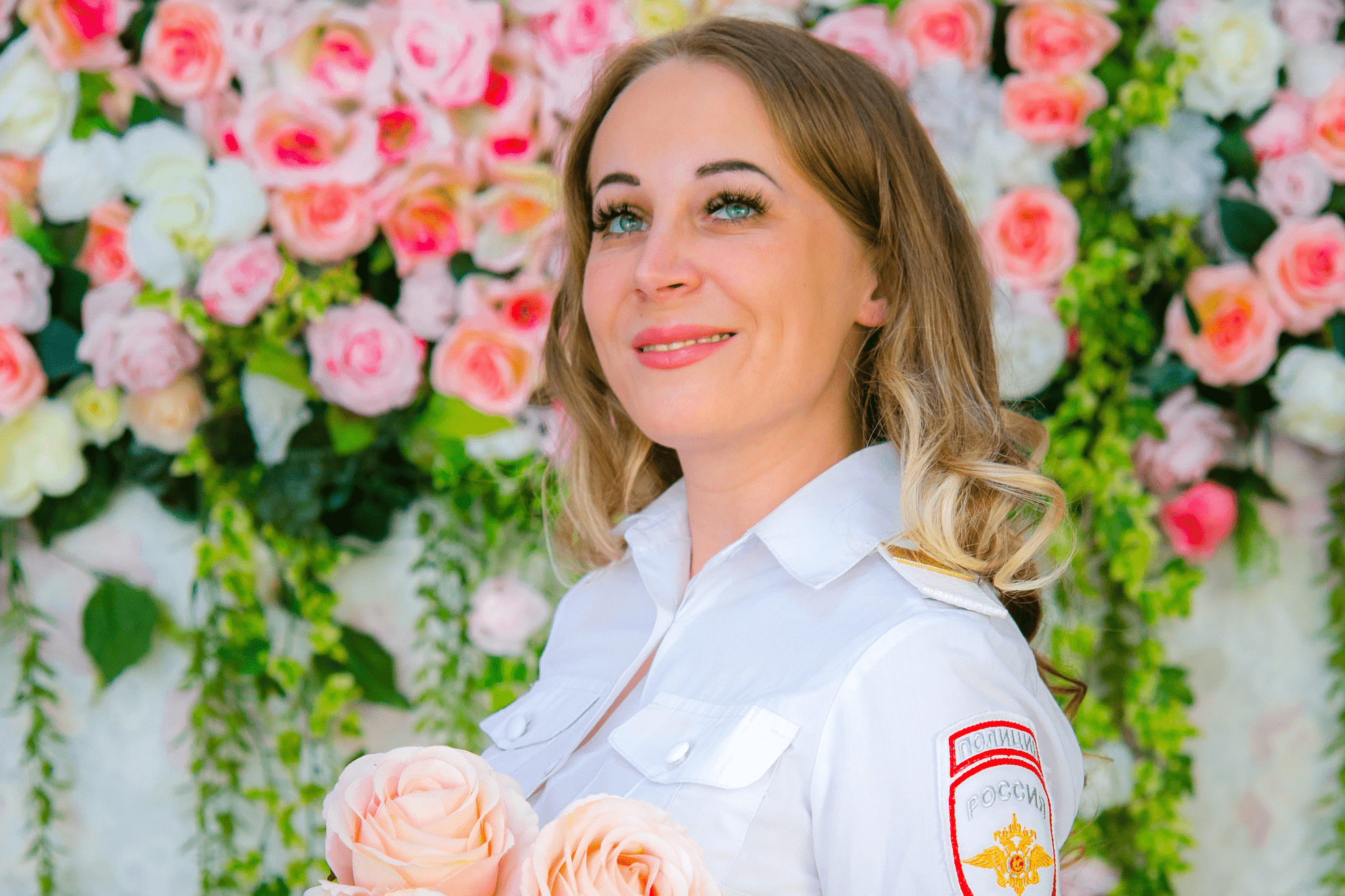 С цветами и на фоне цветов помощник оперативного дежурного Татьяна Матышева