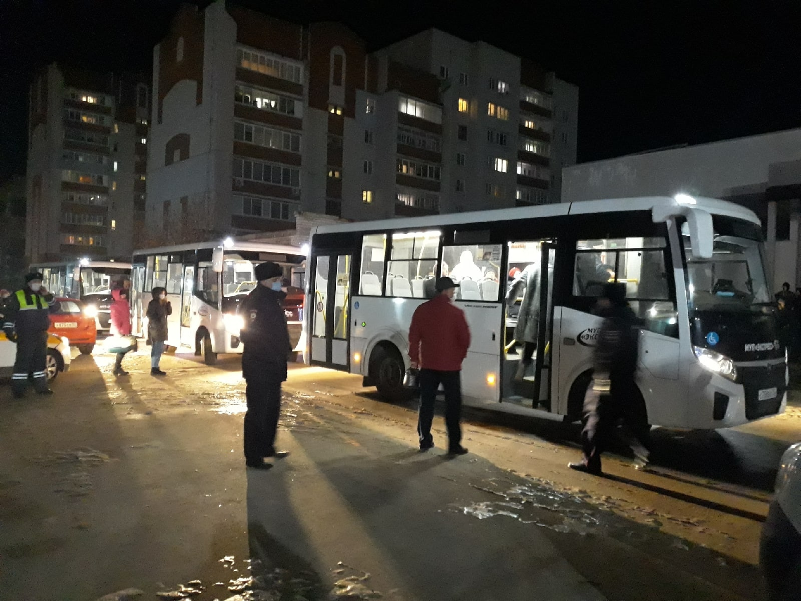 Эвакуированных людей на улице встретили автобусы, в которых они могли согреться