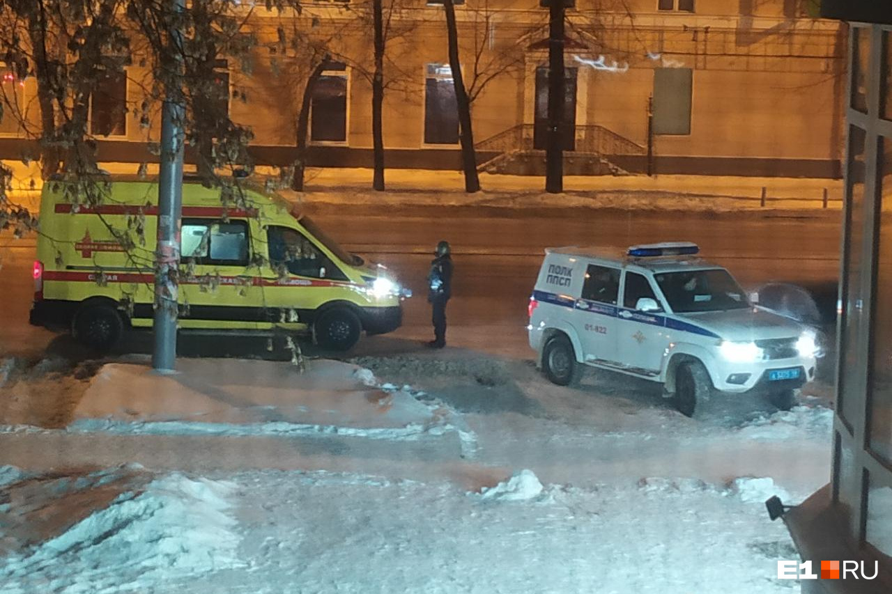 Скорая и полиция у дома. Стрельба на Луначарского. Выстрелы в Екатеринбурге сейчас на Эльмаше. Стрельба на улице Луначарского. Что случилось в екб