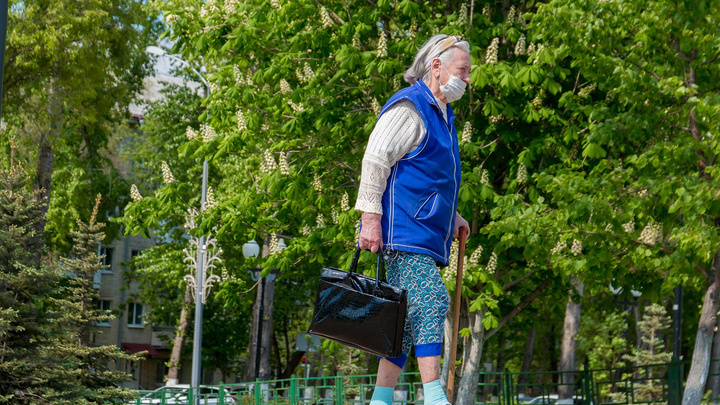 Работающим пенсионерам в Челябинской области продлят больничные почти до конца самоизоляции