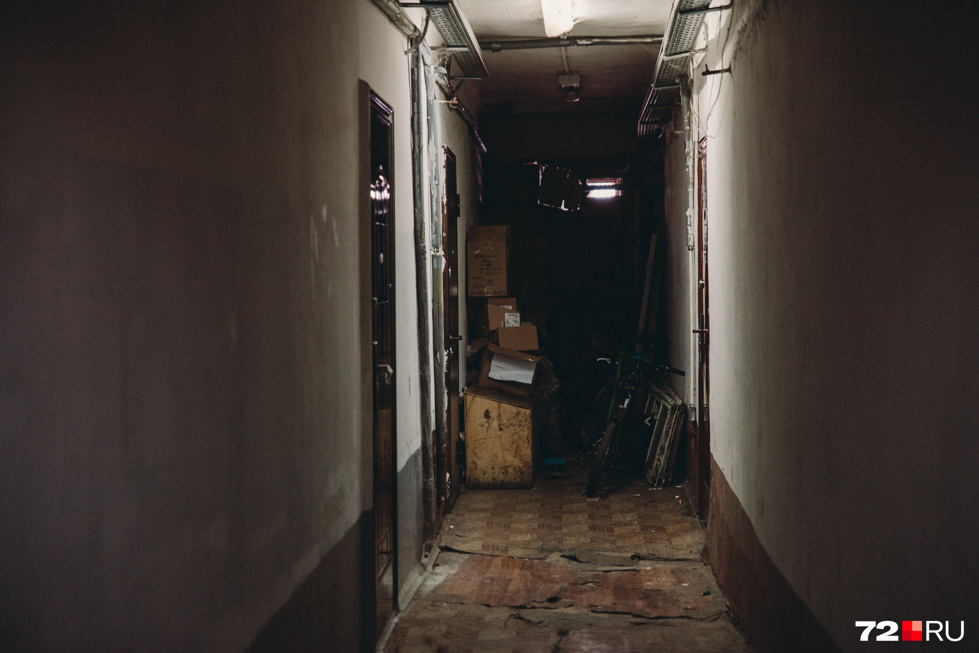 Коридоры мрачноваты, но это не самое страшное общежитие Тюмени. Здесь вполне аккуратно и чисто