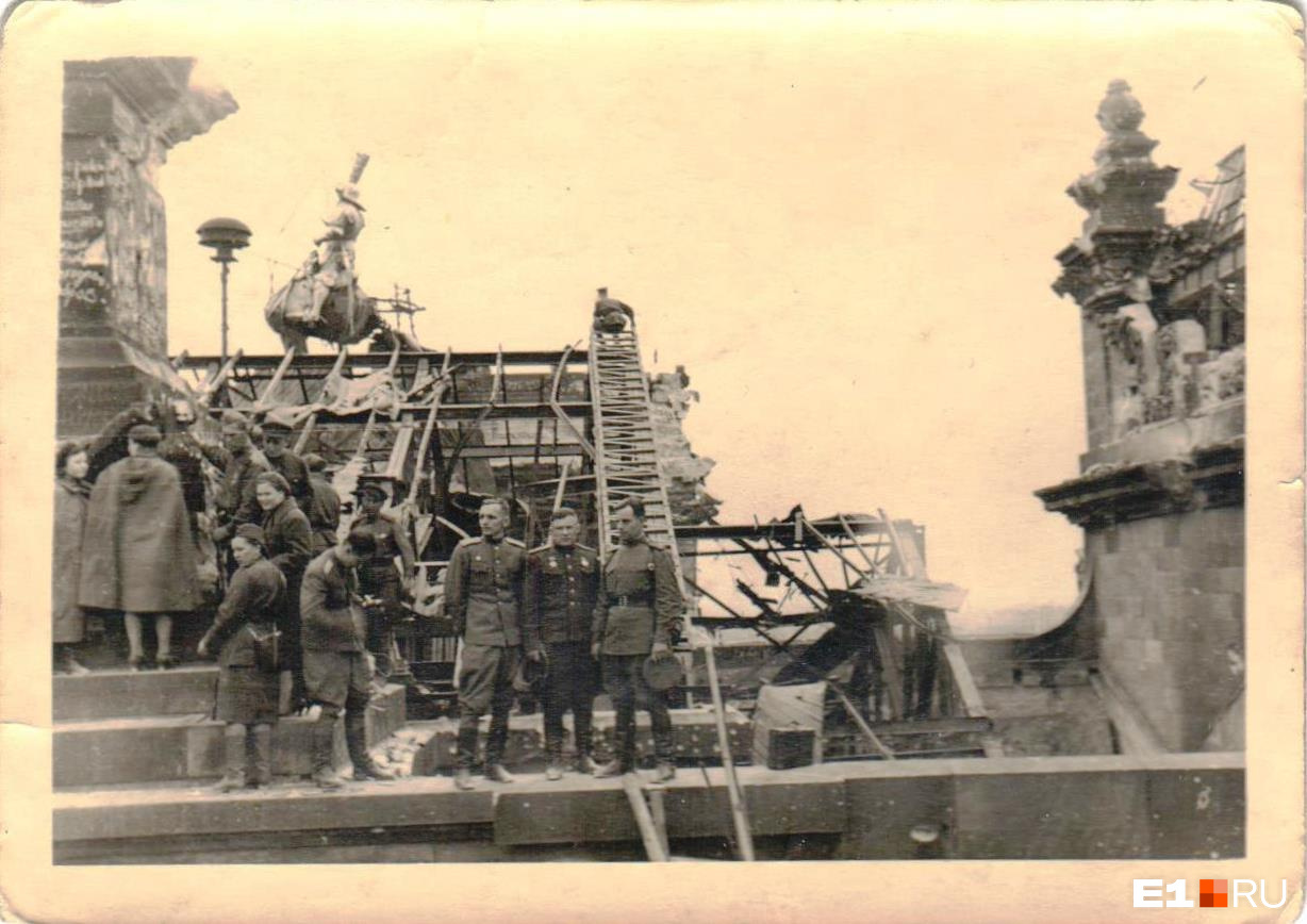 Советские солдаты на крыше Рейхстага