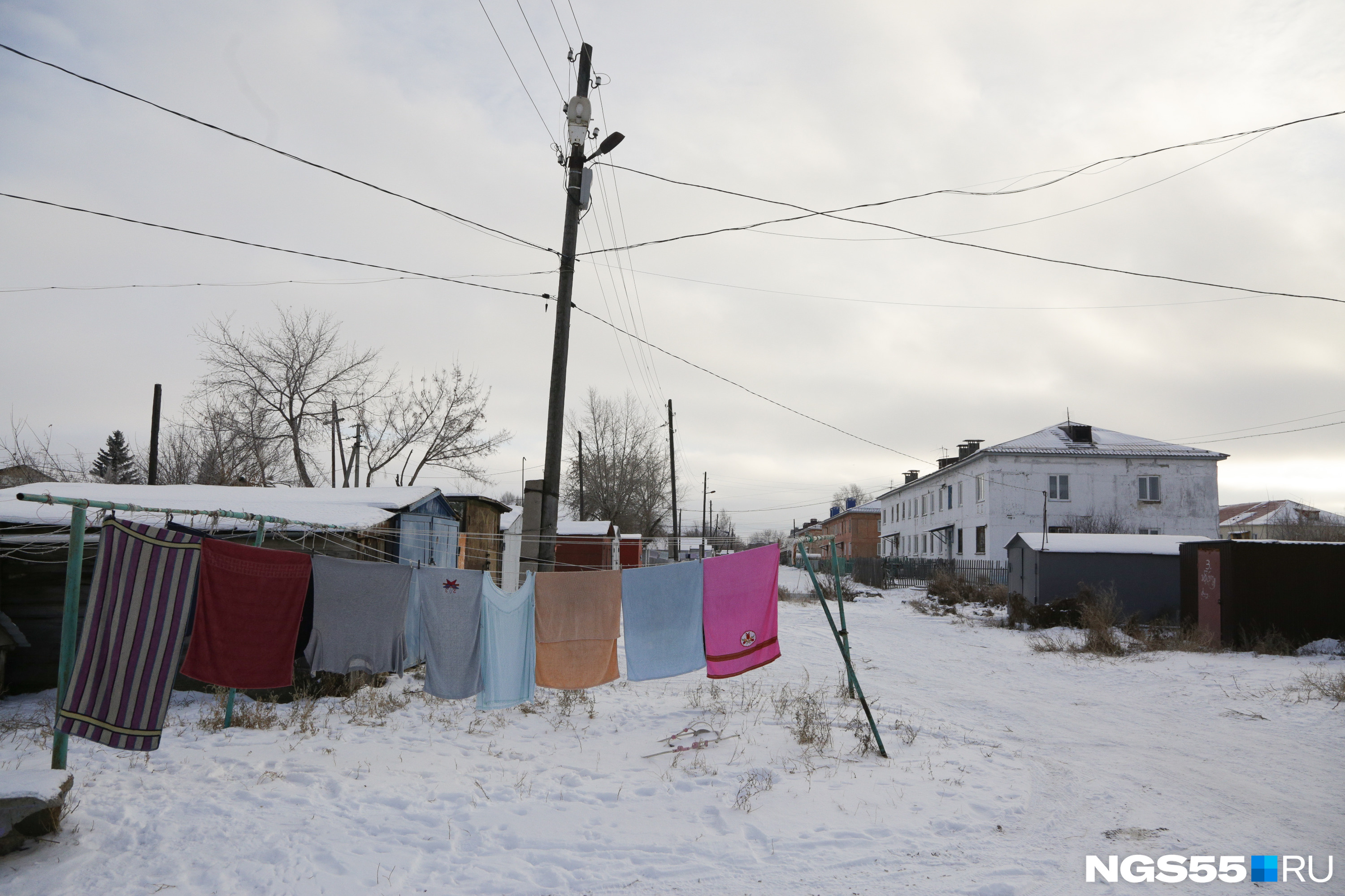 Жители села привыкли вывешивать белье на улице даже в морозную погоду
