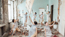Красота на развалинах. Девушки танцуют в страшном заброшенном здании — 15 впечатляющих кадров